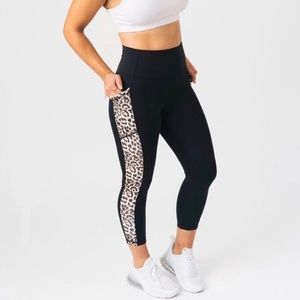 ZYIA Active Leopard Pocket Brilliant Hi-Rise Capri Leggings Size 8-10 Black